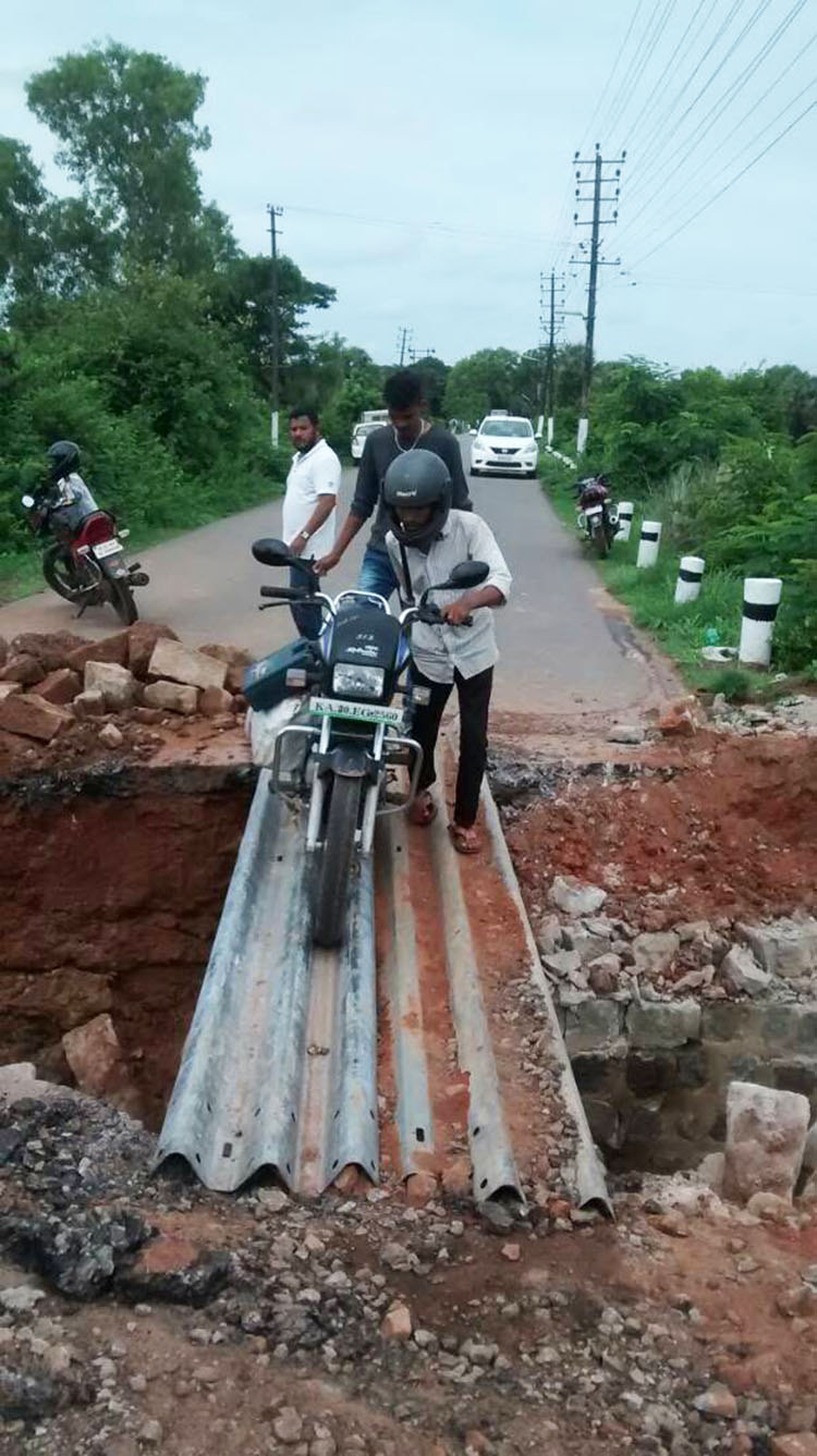 ಕೋಟ: ಕಿರುಸೇತುವೆ ಕುಸಿತ; ಸಂಚಾರ ಅಸ್ತವ್ಯಸ್ತ